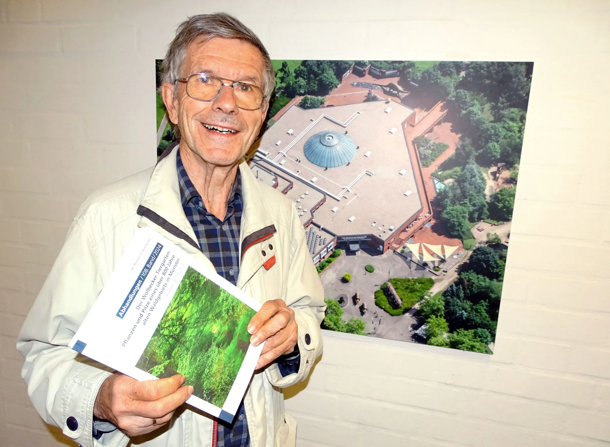 Prof. Dr. Rüdiger Wittig und das LWL-Museum für Naturkunde haben ein Buch über den Wolbecker Tiergarten geschrieben. Foto: LWL/Tenbergen