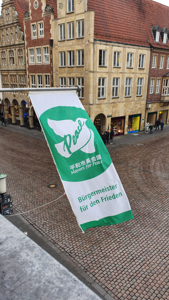 Flagge "Mayors for peace" über dem Prinzipalmarkt. Foto: Amt für Kommunikation, Stadt Münster.