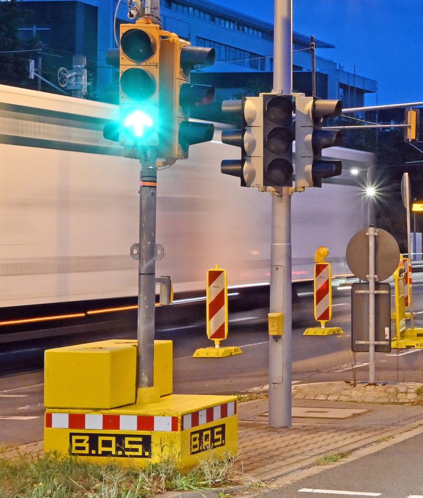 Optisch eine Baustellenampel, beim Pilotprojekt zur Beschleunigung des Busverkehrs auf der Weseler Straße sind diese Ampeln Teil der notwendigen Technik, um verkehrsabhängige Ampelschaltungen zu testen. Foto: B.A.S.