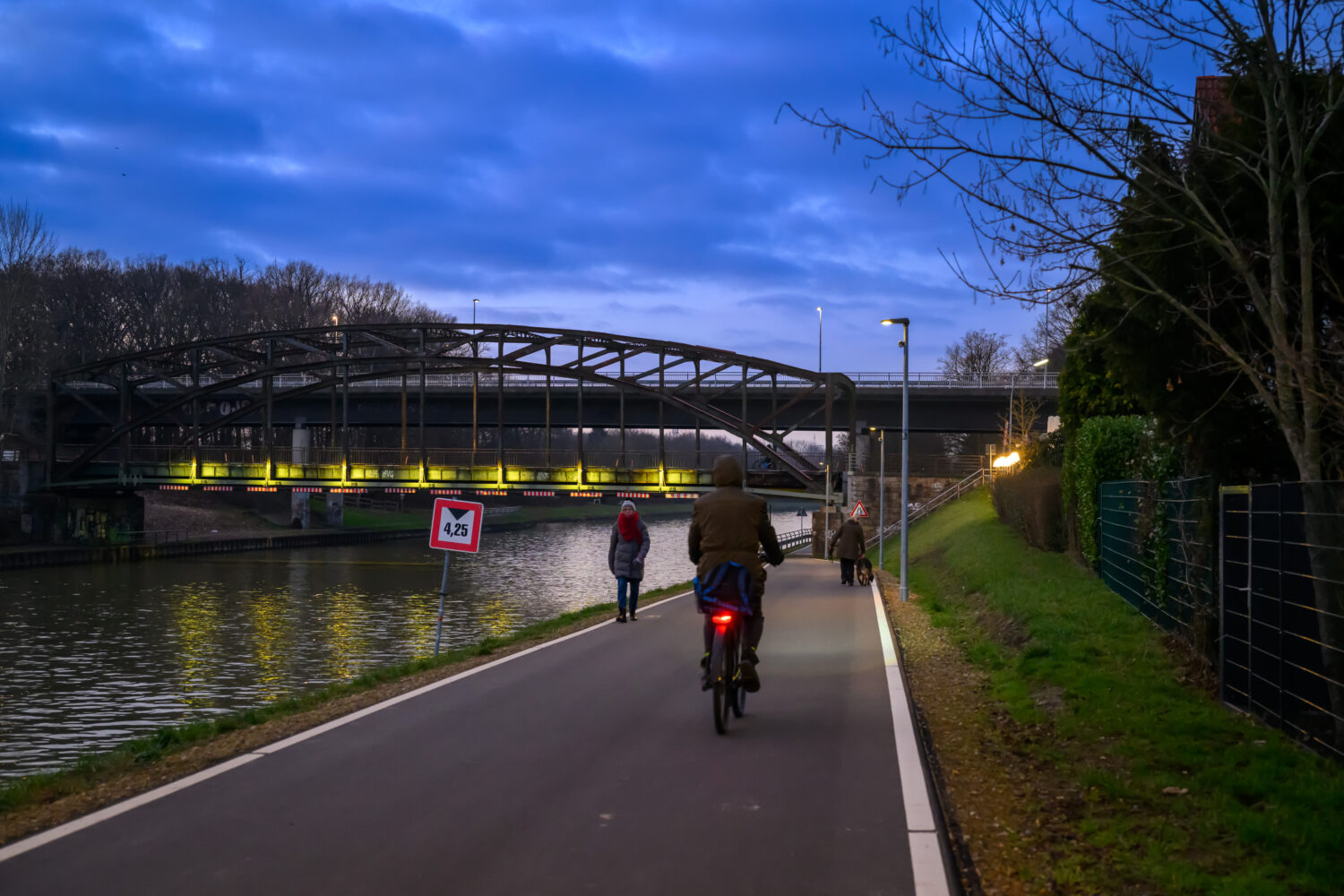 Verbreitert, asphaltiert und adaptiv beleuchtet: Seit der Umgestaltung der Kanalpromenade wird sie von deutlich mehr Radfahrenden genutzt. Foto: Stadt Münster/Möller.