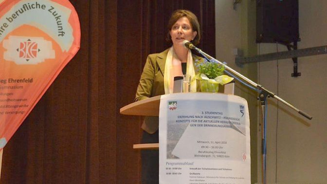 Schulministerin Yvonne Gebauer eröffnet die Veranstaltung