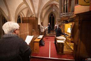 Thorsten Schwarte leitet die Schola von St. Nikolaus, während Felix Bräuer die Missa brevis spielt. Foto: A. Hasenkamp.