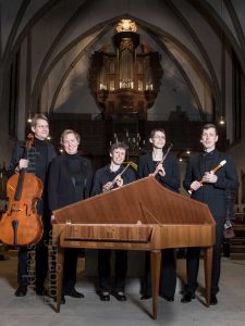 Fünf Musiker hinter Cembalo und vor der Orgel von St. Sebastian in Amelsbüren. Foto: A. Hasenkamp, Fotograf in Münster. 
