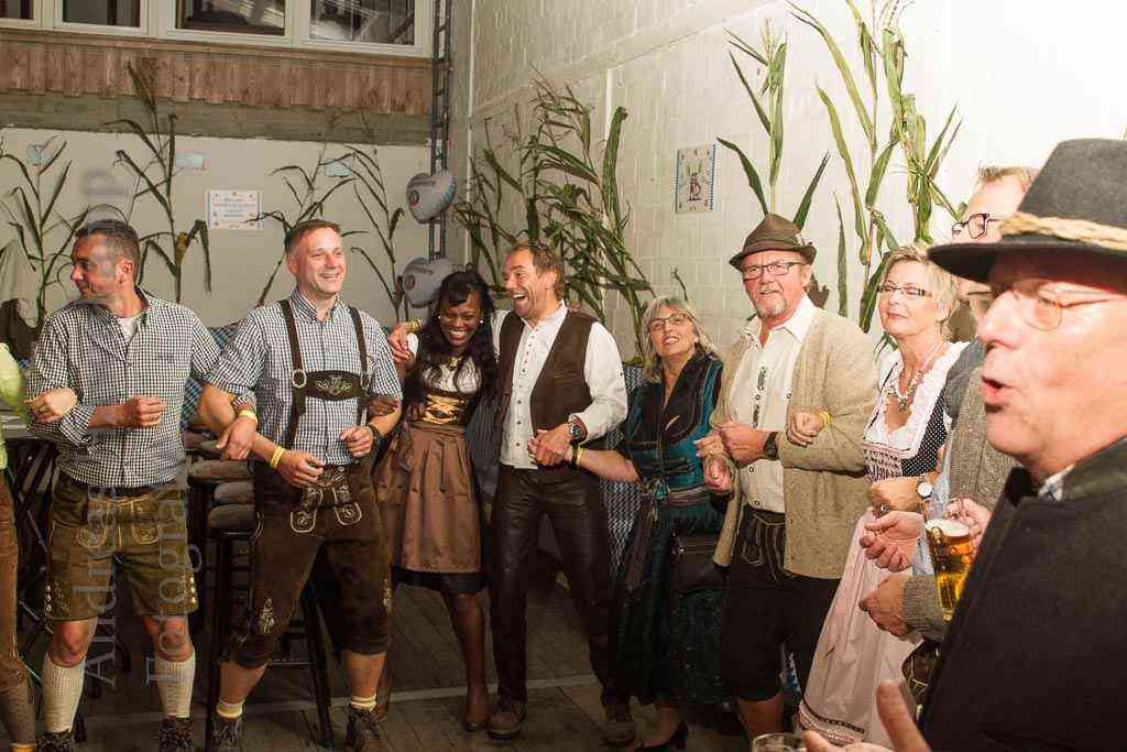 Tanzversessene Amelsbürener feiern Oktoberfest 10