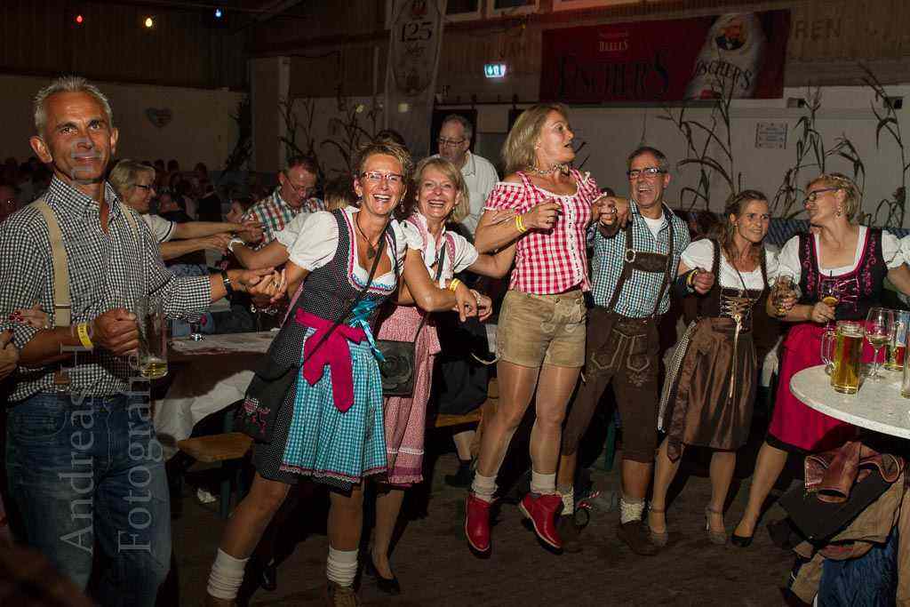 Tanzversessene Amelsbürener feiern Oktoberfest 11