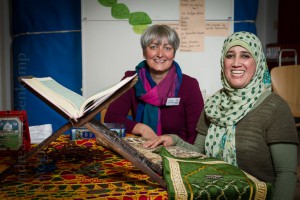 Veranstaltungsreihe „Endlich verständlich“ – Kennenlernen verschiedener Religionen mit dem Islam fort. Als Dozentinnen kommen Barbara Lipperheide und Humaira Popal.