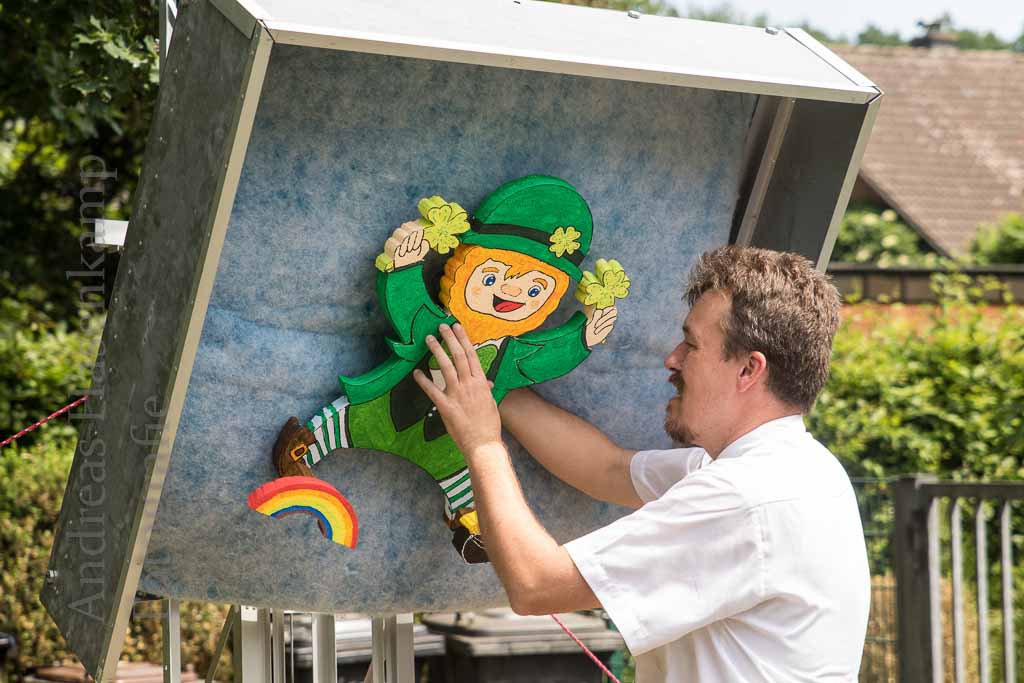 Dirk Borgert befestigt das irische Fabelwesen Leprechaun als Ziel der Kinderschützen.