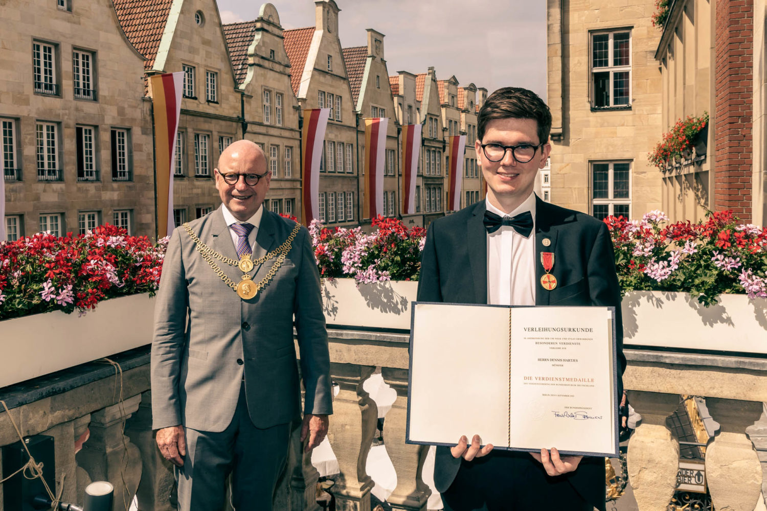 Dennis Hartjes (links) erhält Bundesverdienstmedaille von Oberbürgermeister Markus Lewe. Foto: Amt für Kommunikation, Stadt Münster.