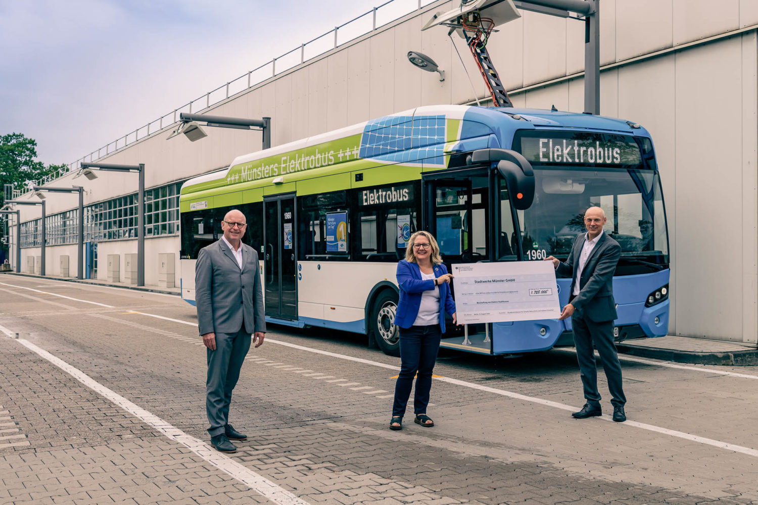Für mehr E-Busse in Münster: Bundesumweltministerin Svenja Schulze überreichte im Beisein von Oberbürgermeister Markus Lewe (l.) einen Förderscheck an Stadtwerke-Geschäftsführer Frank Gäfgen.