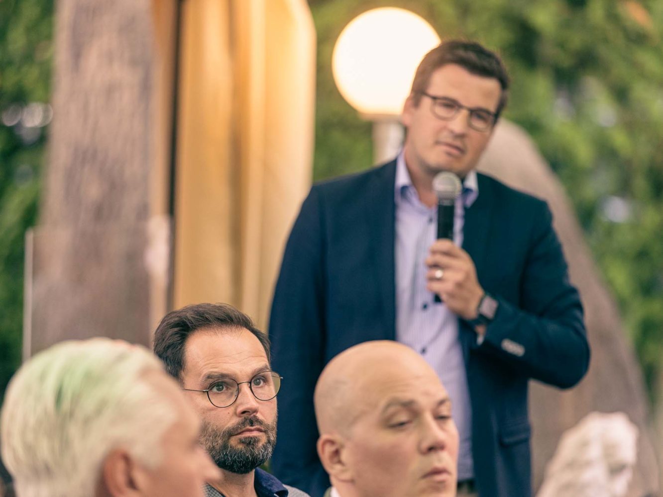 Klaus Kretzer lauscht Jörg Behrens, Fraktionsvorsitzender der FDP im Rat der Stadt Münster.