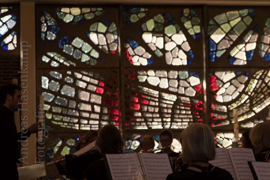 Glasfenster der Christuskirche in Münster-Hiltrup. Rot, Weiß,