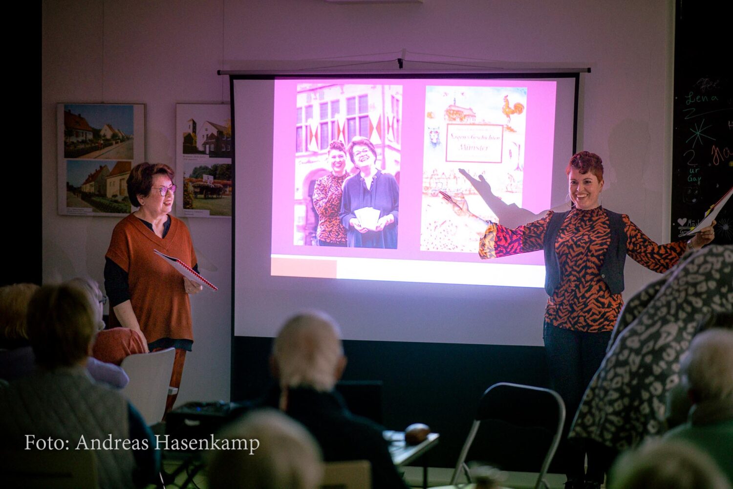 Begeistert von den Sagen und Geschichten aus Münster – Barbara und Vera Isabelle Blasum bei der Lesungs-Premiere im Emmerbach-Treff. Foto: A. Hasenkamp.