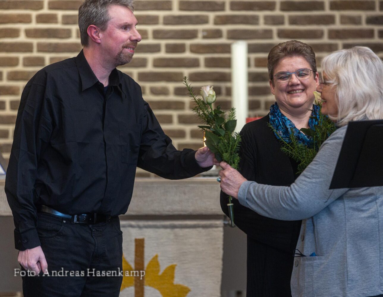 Herta Plath dankt den Interpreten bei der Soirée "Auf dem Weg nach Weihnachten" - Songs of Travel mit Birthe Ahrens und Lothar Koch in der Christuskirche in Hiltrup..