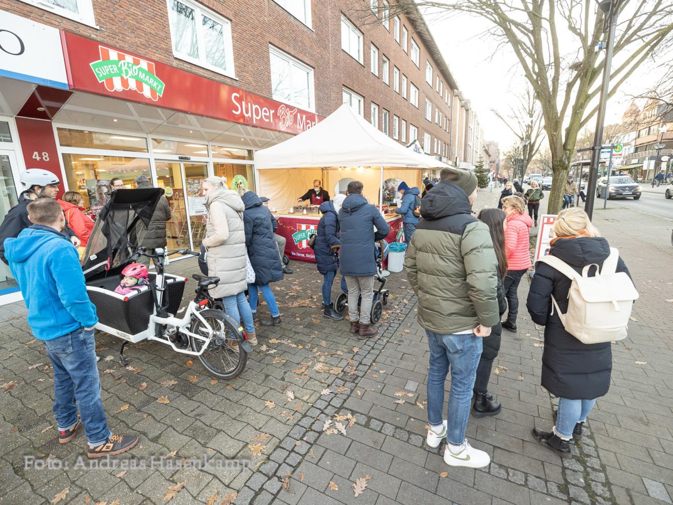 Impressionen von der Andrang auch vor dem SuperBio-Markt und seinem Würstchen-Stand in Münster-Hiltrup. Foto: anh.