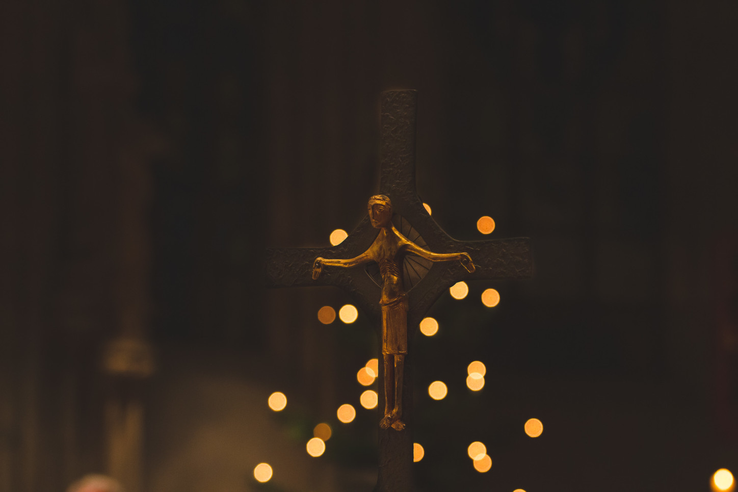 Kreuz vor beleuchtetem Tannenbaum 2015 in St. Ludgeri. Foto: A. Hasenkamp.