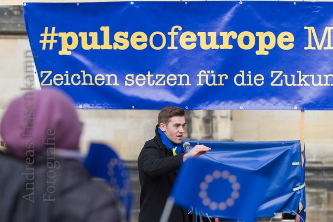 Bürger sprechen bei "Pulse of Europe" in Münster 10