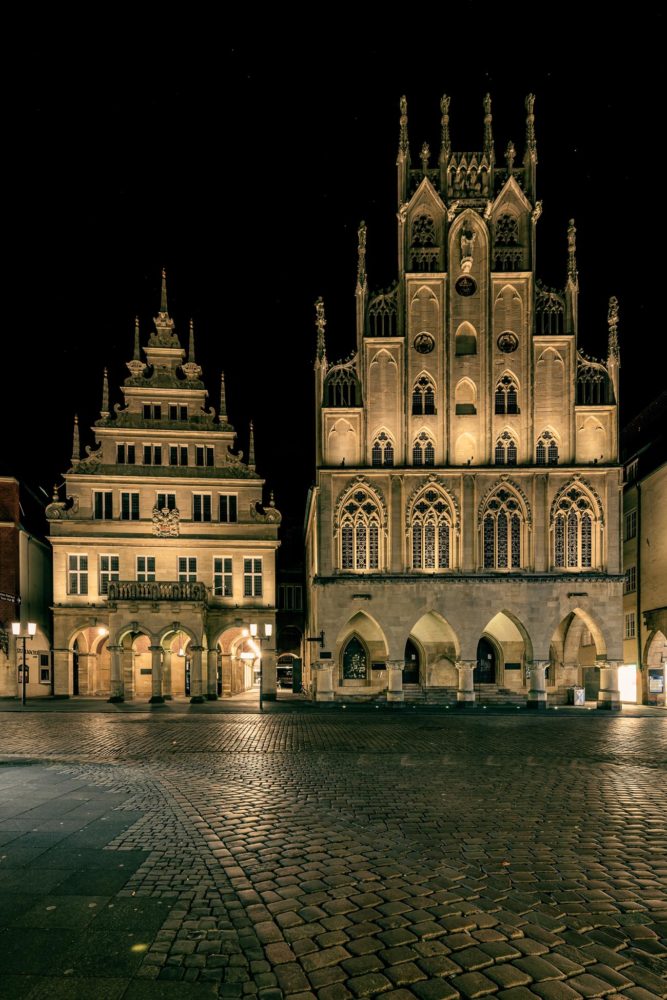 Das beleuchtete Rathaus bei Nacht. Foto: Stadt Münster/Michael C. Möller.