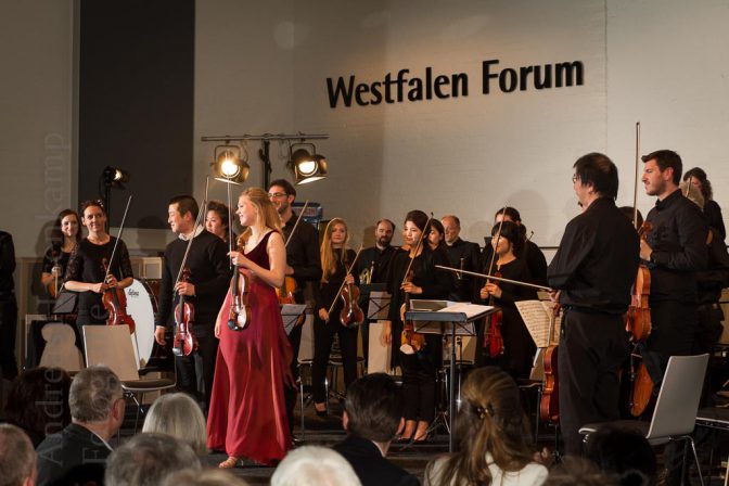 Erstes Konzert im Westfalen Forum der Westfalen AG am Albersloher Weg mit dem EinKlang-Orchester von Joachim Harder und der Solistin Judith Stapf. Foto: A. Hasenkamp, Fotograf in Münster.