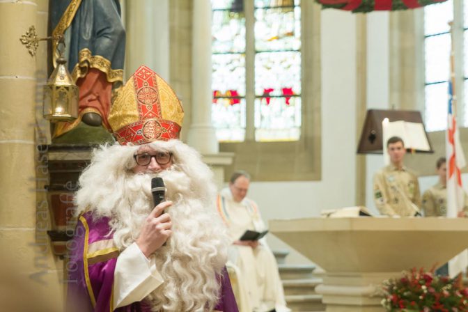 Patronatsfest von St. Nikolaus: Pfarrpatron kommt mit Smartphone 6