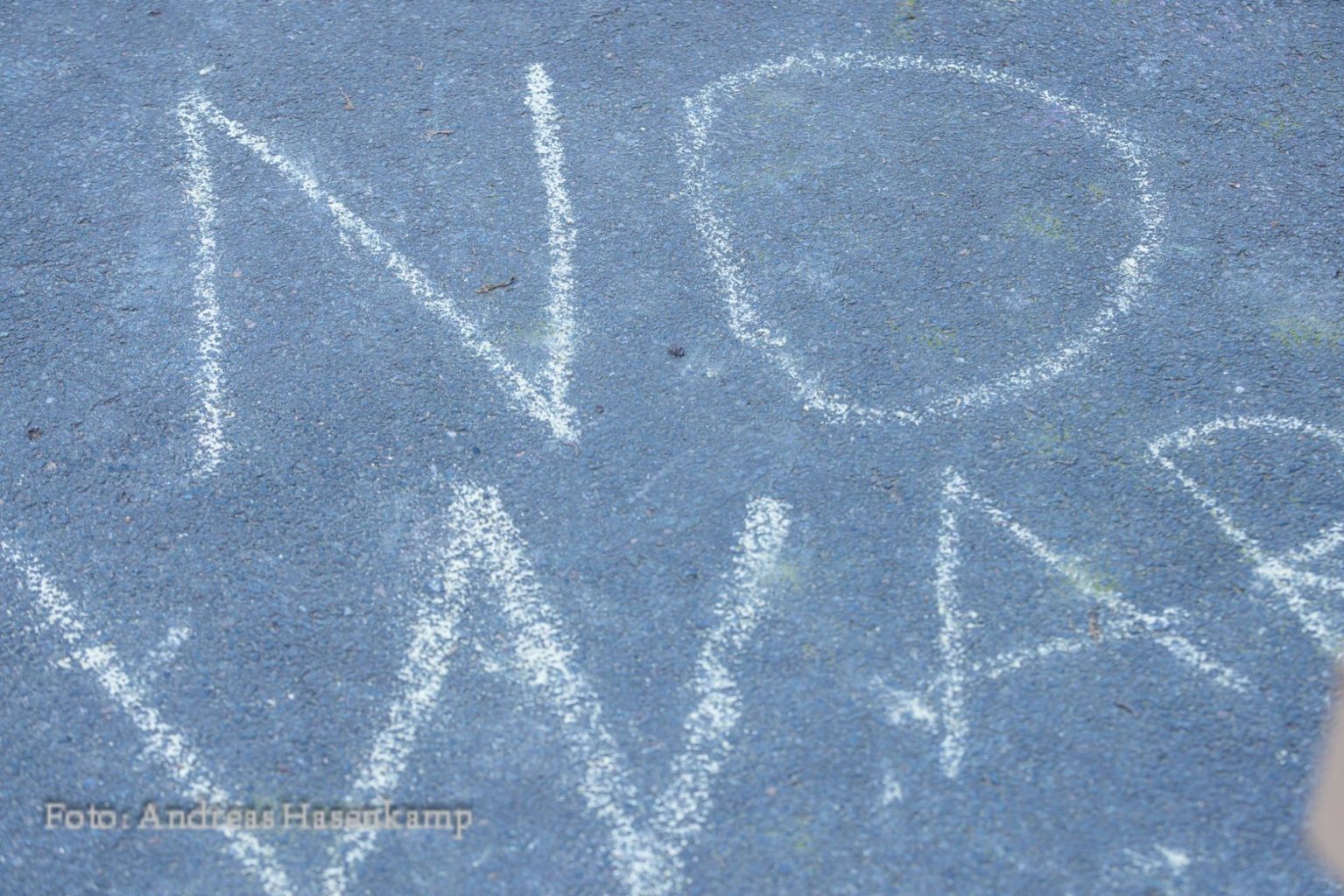 "No War" in Kreide gemalt auf dem Schulhof der Nikolaischule.