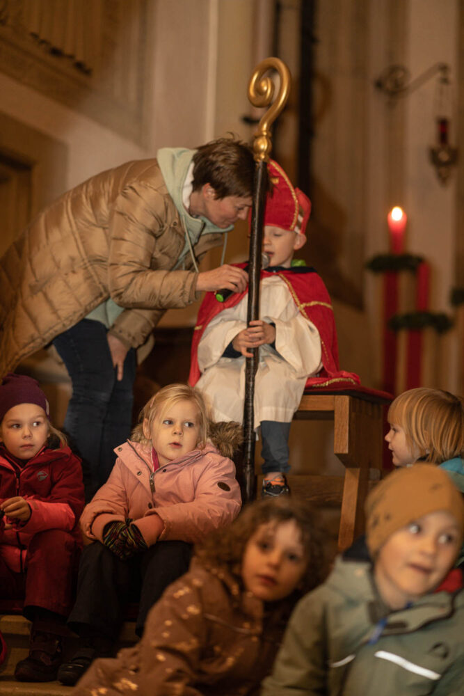 Kinder des St.-Nikolaus-Kindergartens verdeutlichen das Anliegen ihres Pfarrpatrons Nikolaus in der Kirche St. Nikolaus.