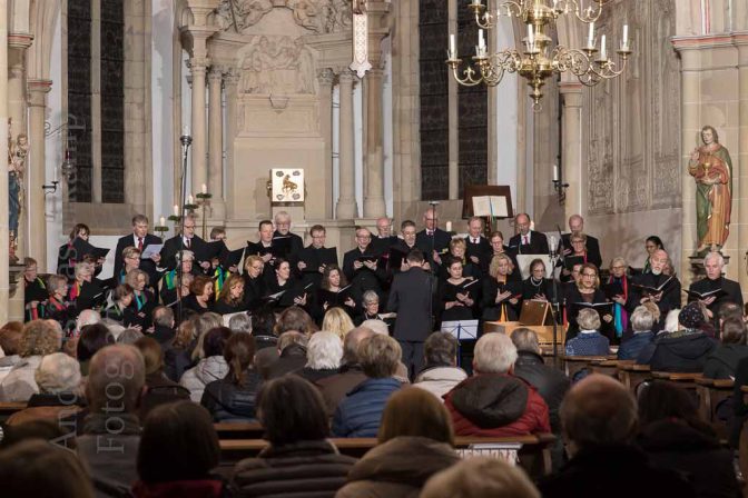 Kirchenchor St. Nikolaus und Ensemble TonArt meistern "Passion" von Müller 10